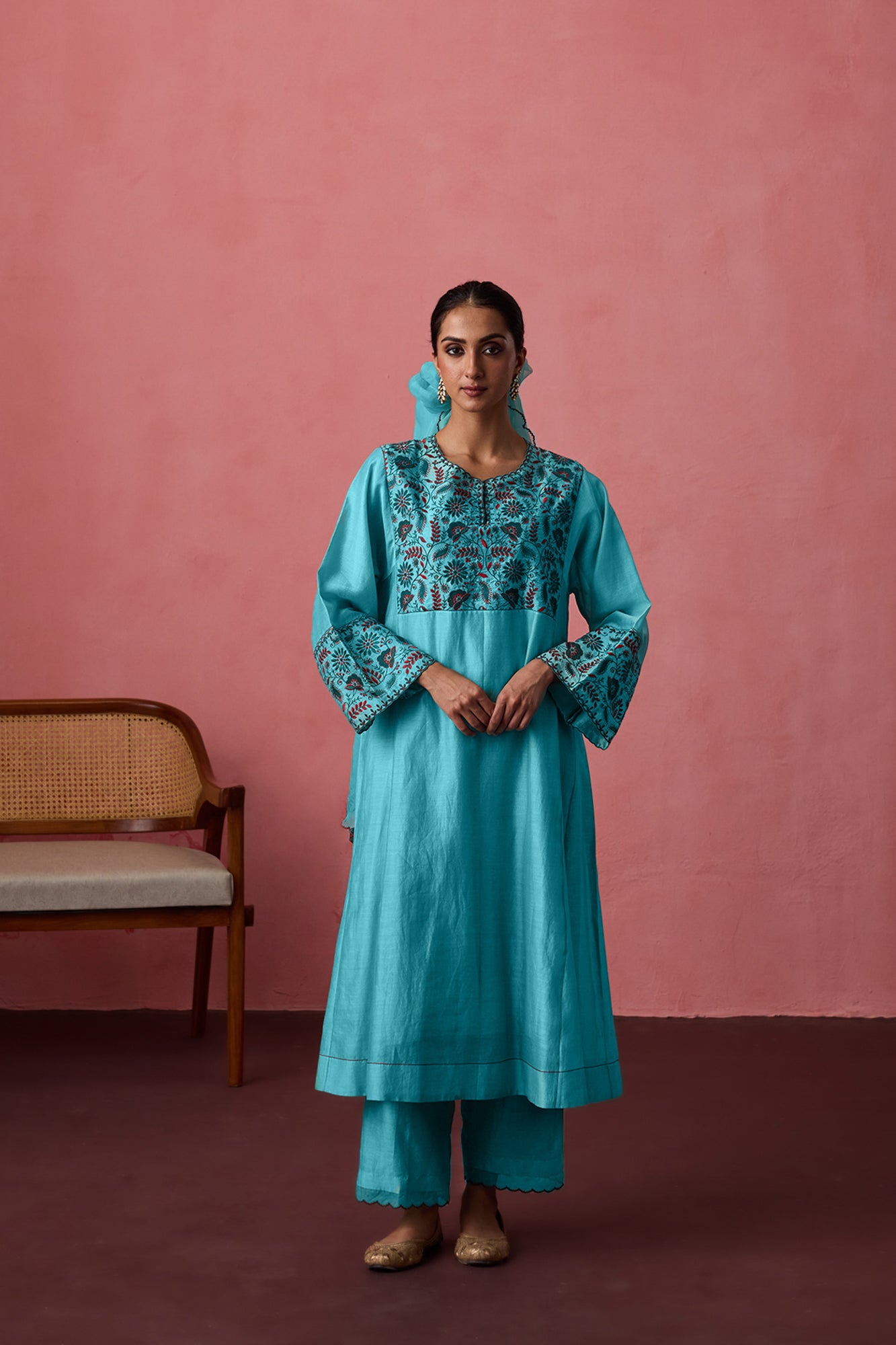 Turquoise chanderi thread embroidered kurta paired with slip, matching pant & organza dupatta