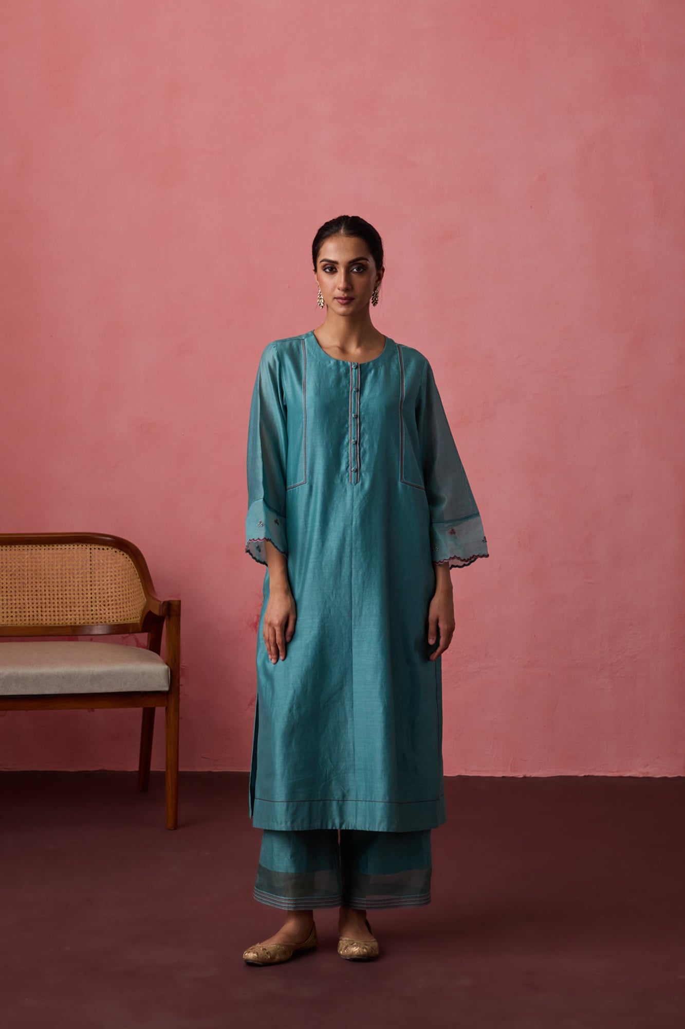 Turquoise chanderi thread embroidered kurta paired with matching pant & organza dupatta