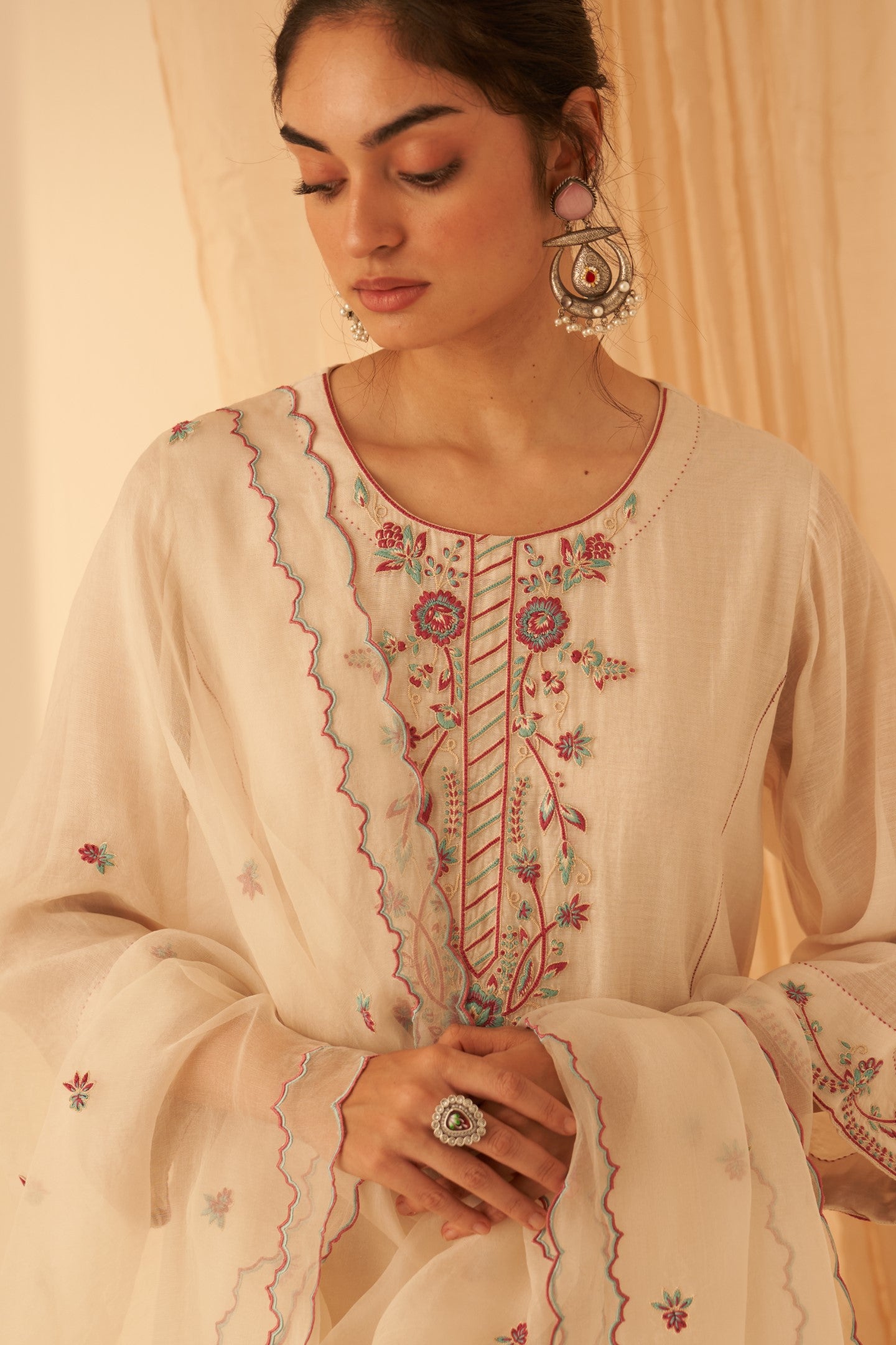 Ivory chanderi embroidered kurta paired with pant & organza dupatta