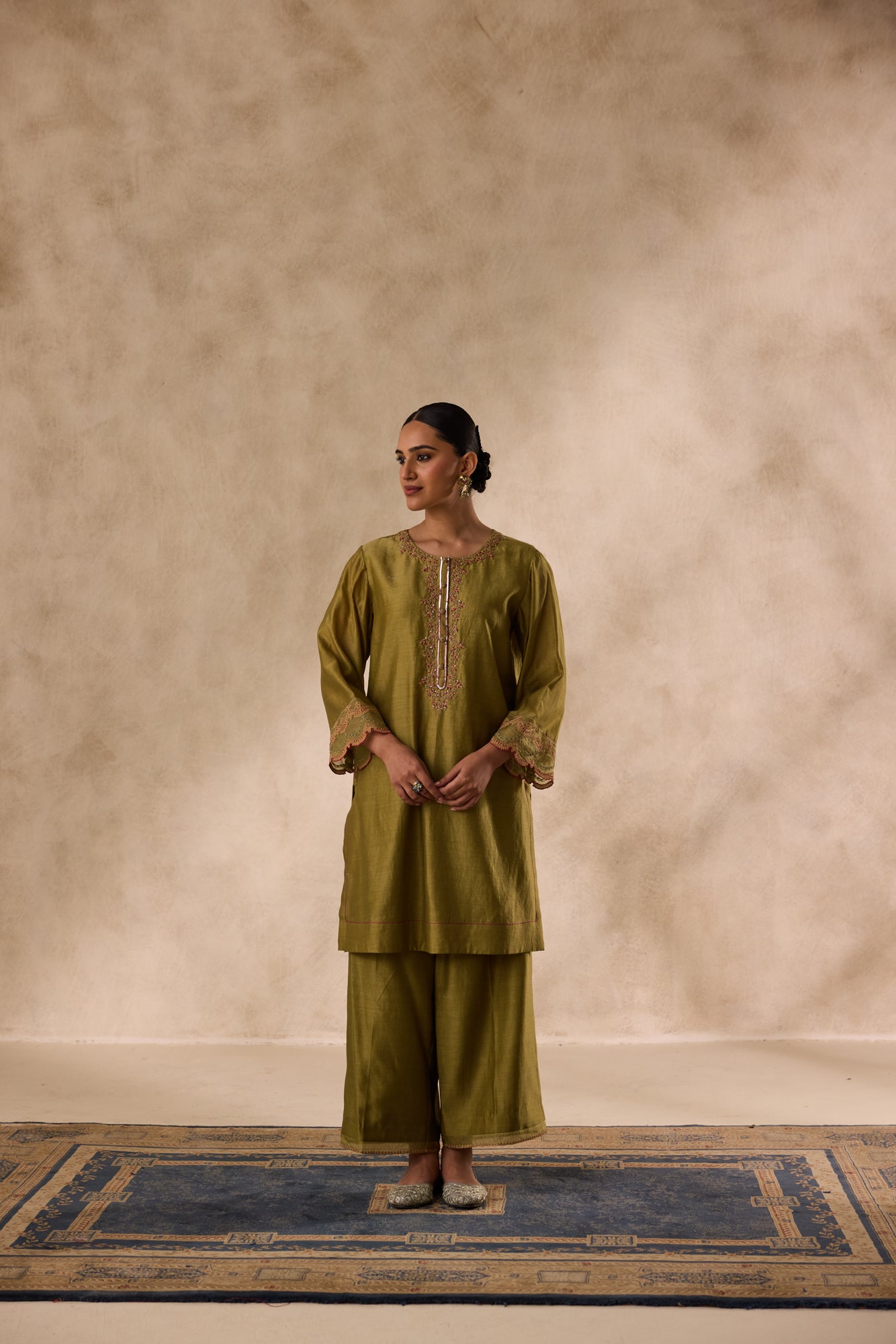 Mehendi green dori work and resham embroiderd kurta Paired with pant & heavy border organza dupatta