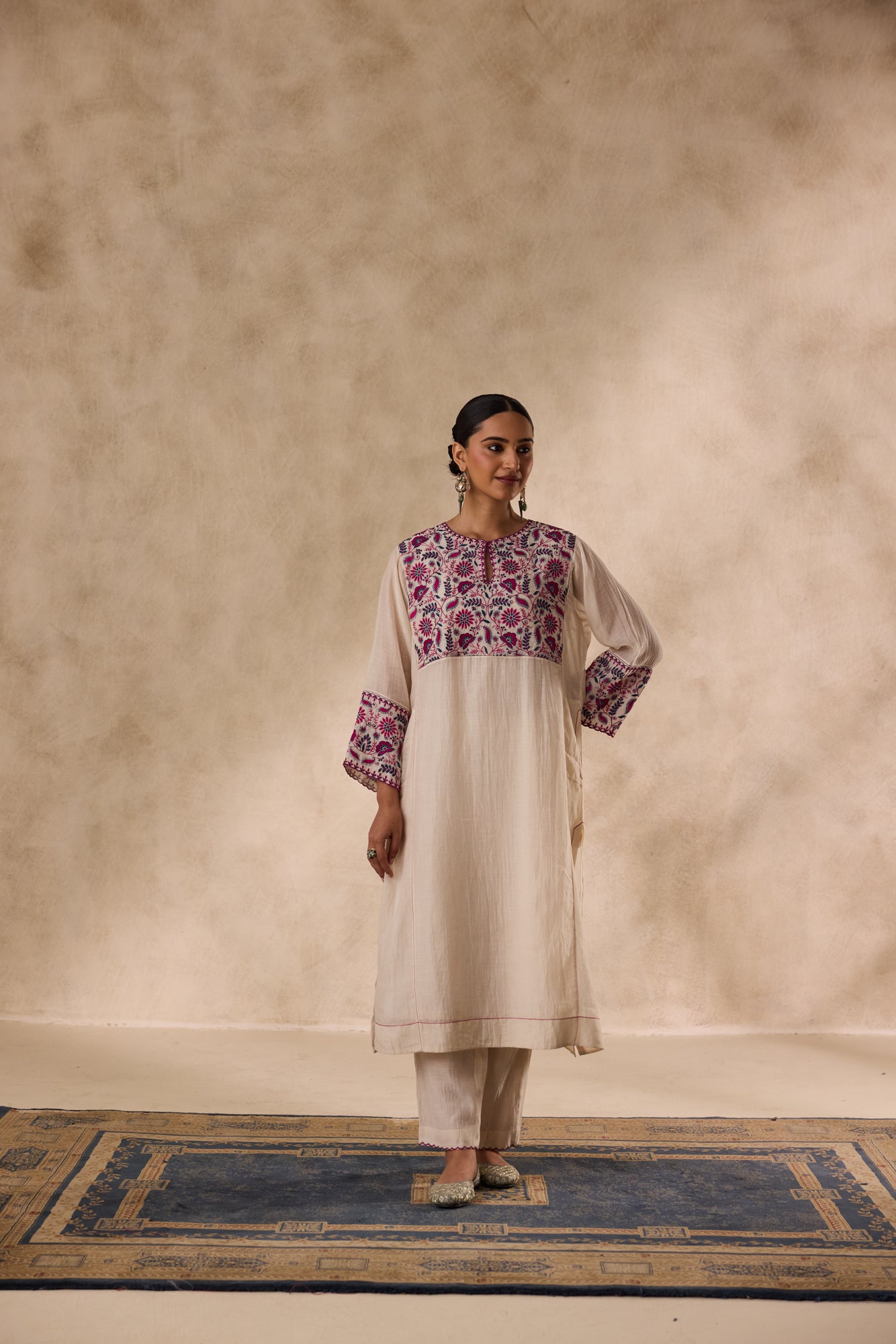 Ivory chanderi floral resham thread embroidered kurta paired with pant & organza dupatta