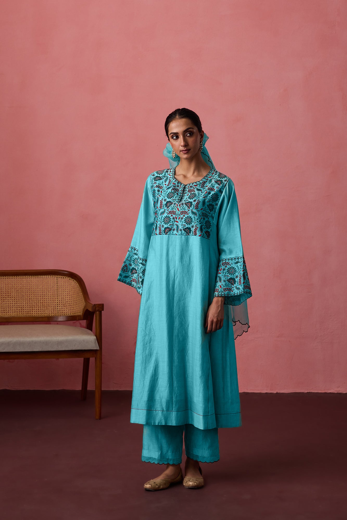 Turquoise chanderi thread embroidered kurta paired with slip, matching pant & organza dupatta