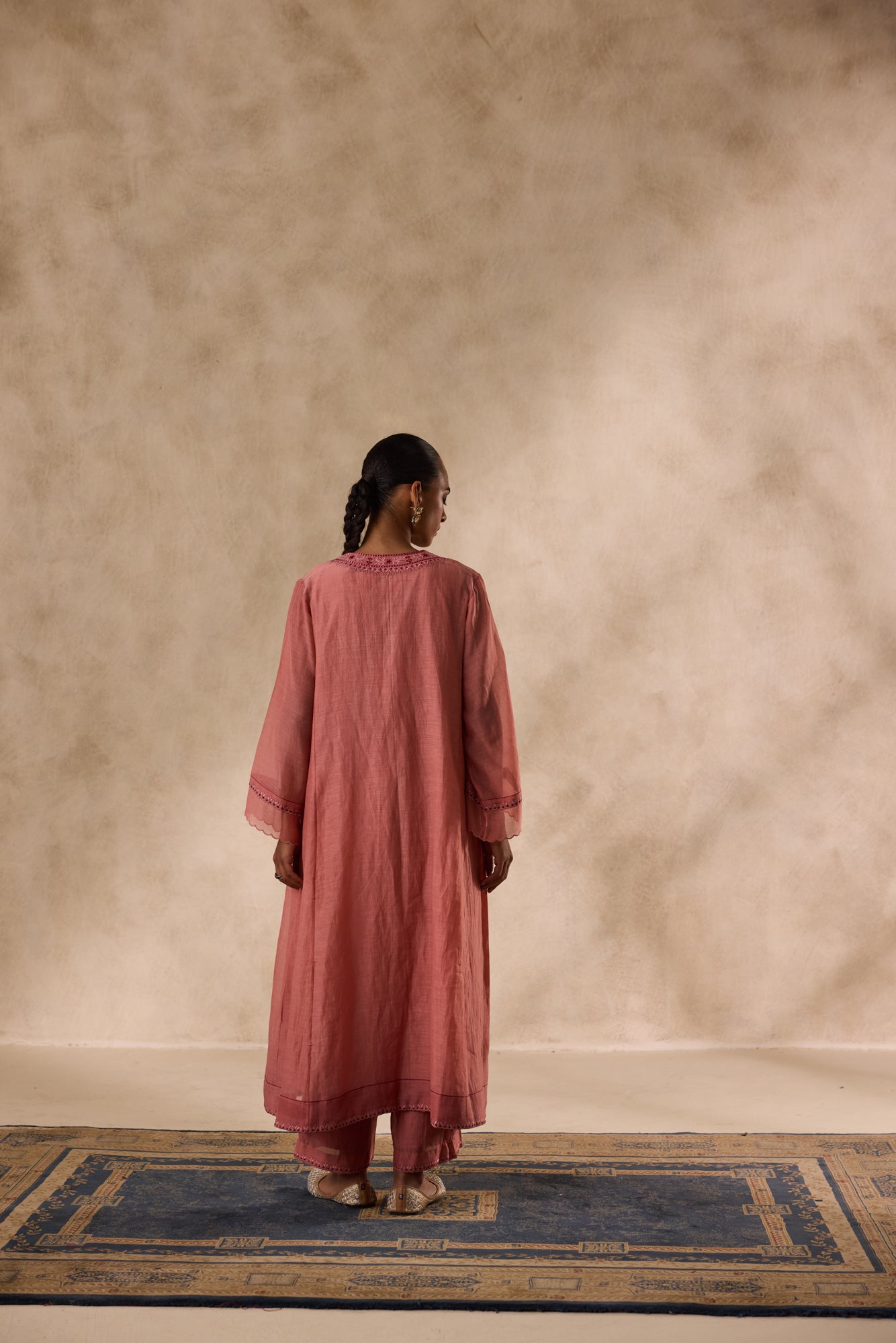 Peach chanderi heavy neckline resham embroidred kurta paired with pant & heavy border dupatta