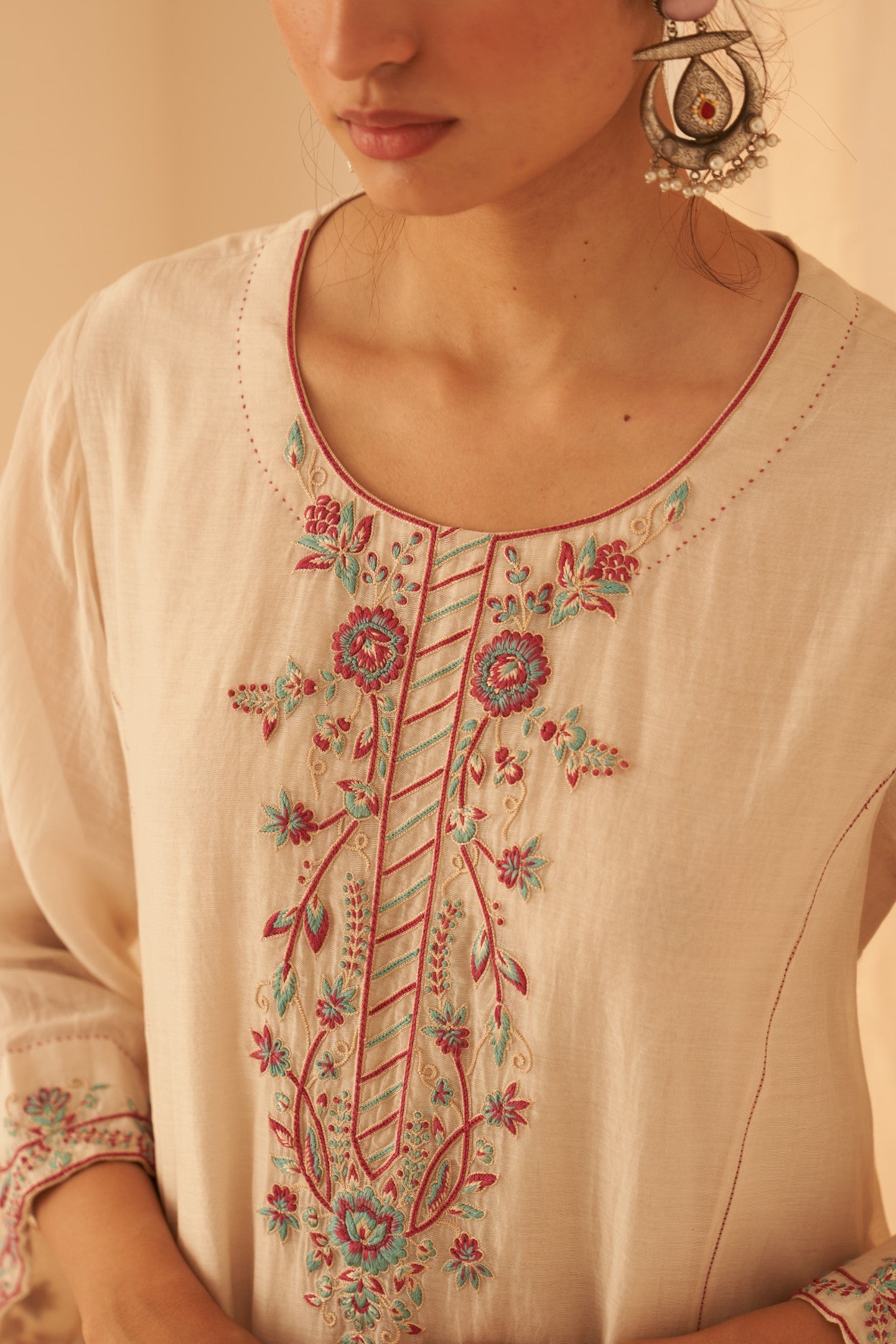 Ivory chanderi embroidered kurta paired with pant & organza dupatta