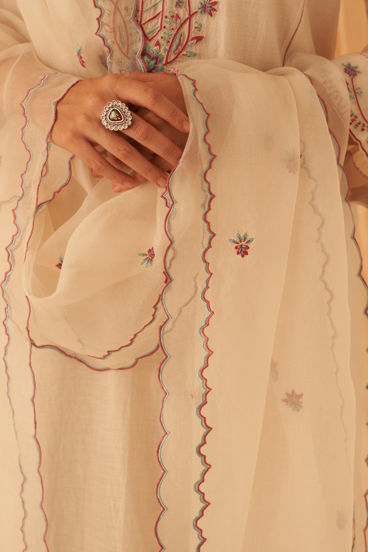 Ivory chanderi embroidered kurta paired with pant & organza dupatta