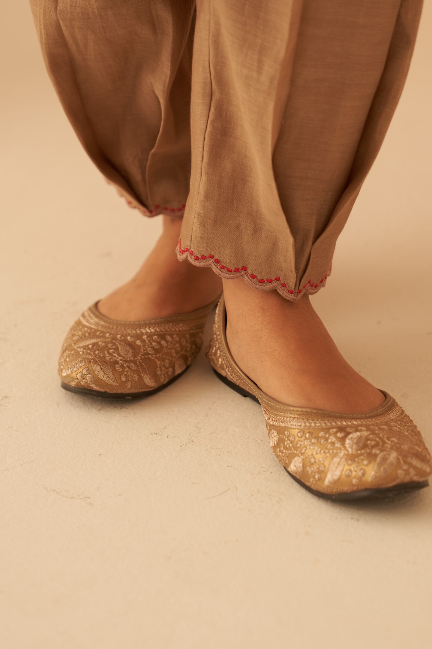 Champagne Chanderi thread embroidered kurta paired with pant & organza dupatta