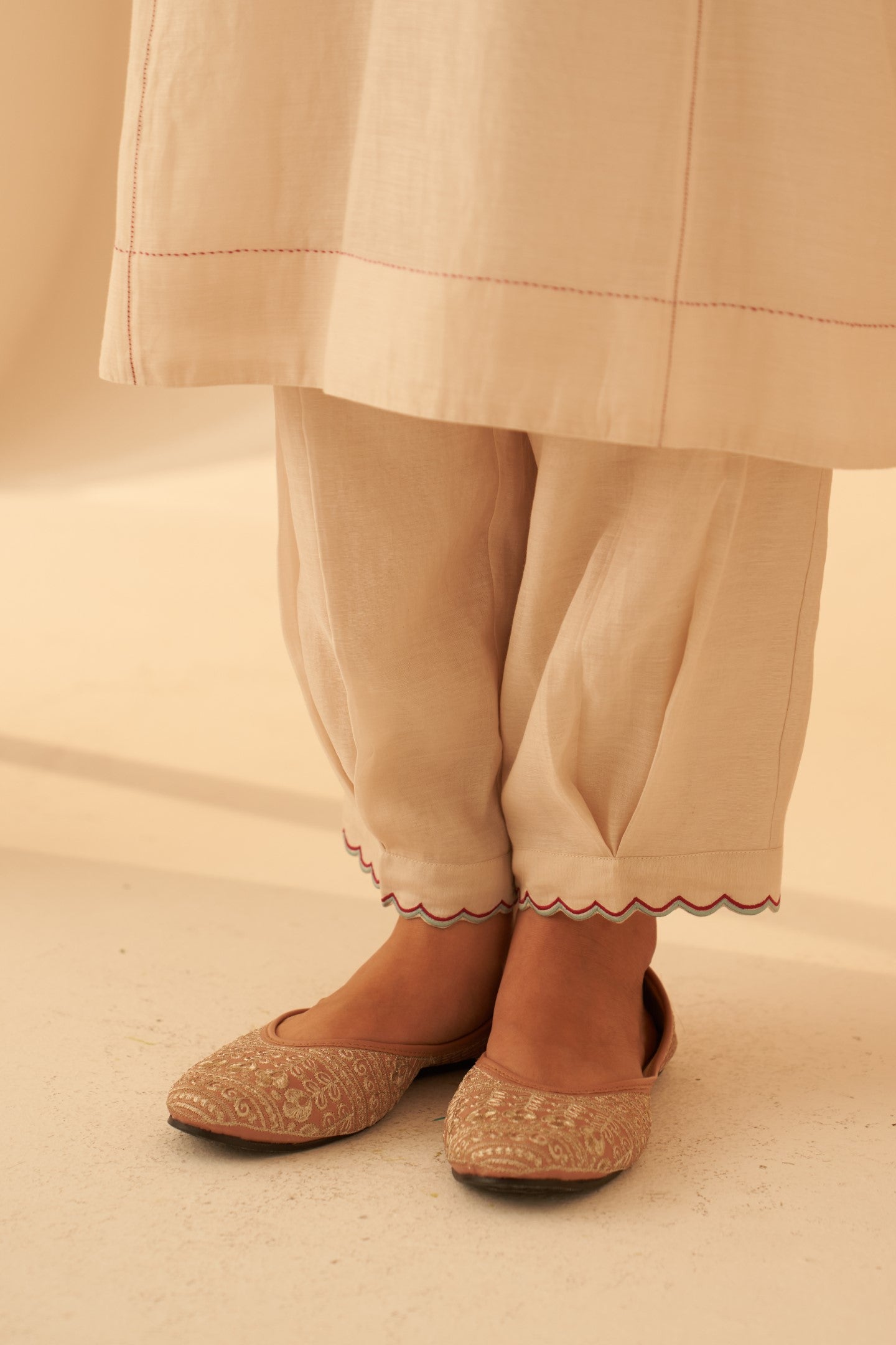 Ivory chanderi embroidered kurta paired with pant & organza dupatta