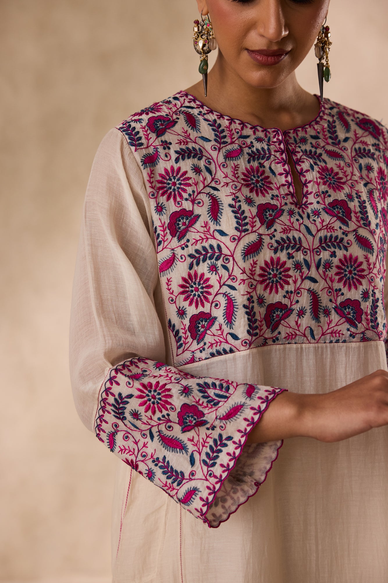Ivory chanderi floral resham thread embroidered kurta paired with pant & organza dupatta