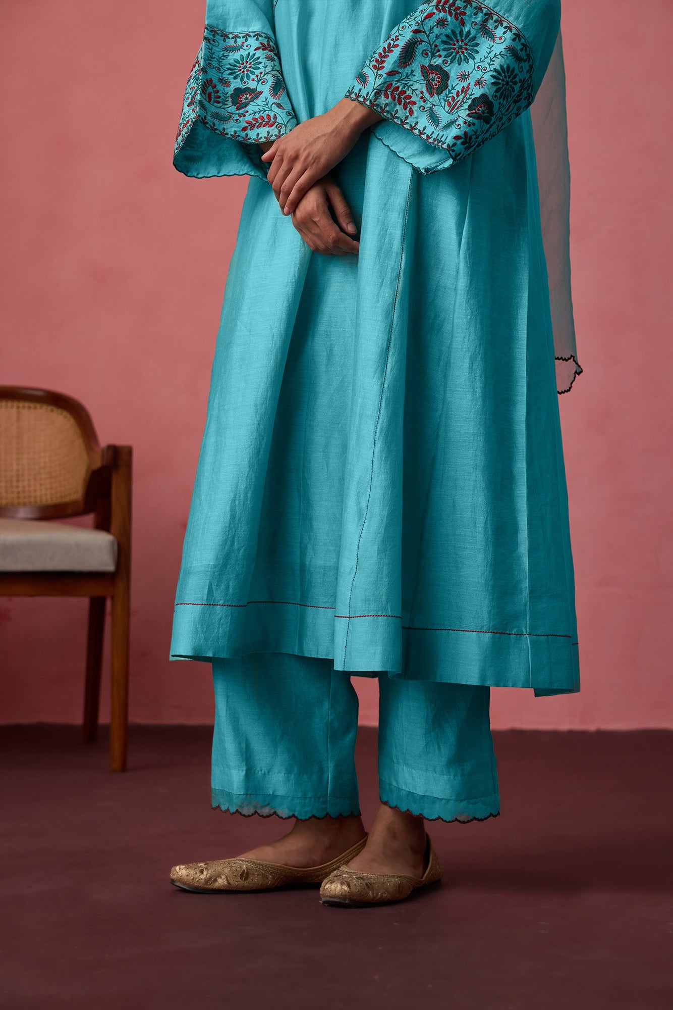 Turquoise chanderi thread embroidered kurta paired with slip, matching pant & organza dupatta
