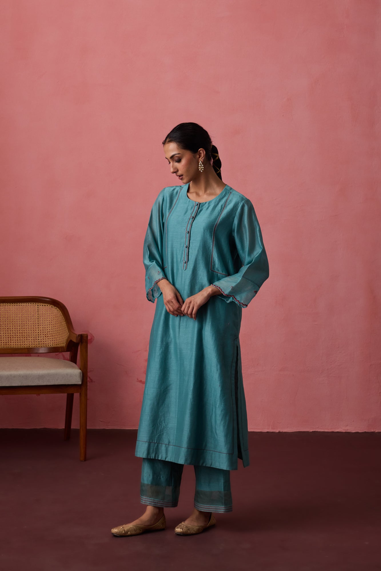 Turquoise chanderi thread embroidered kurta paired with matching pant & organza dupatta