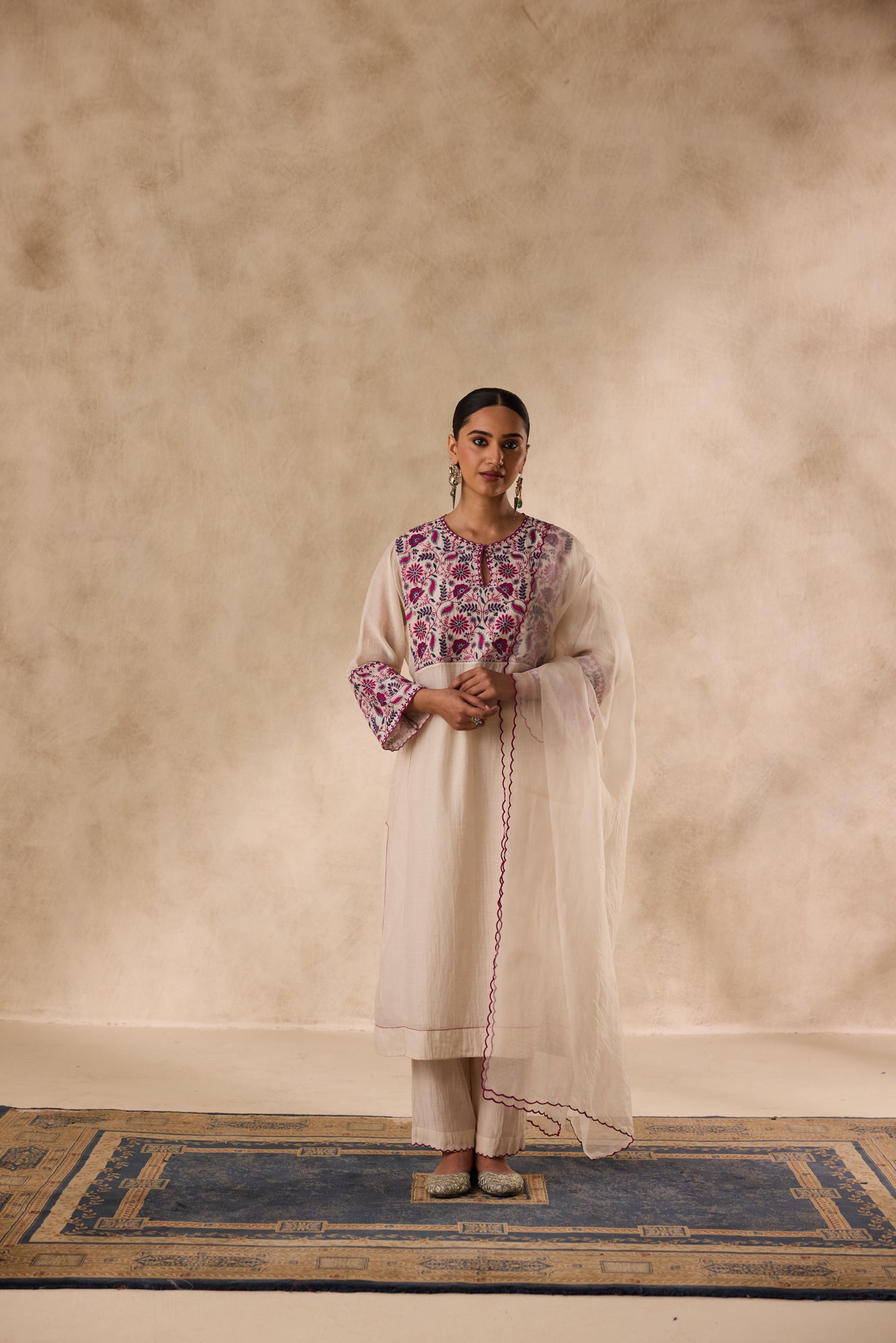 Ivory chanderi floral resham thread embroidered kurta paired with pant & organza dupatta
