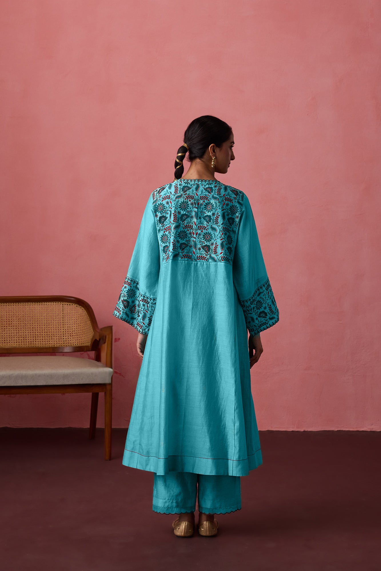 Turquoise chanderi thread embroidered kurta paired with slip, matching pant & organza dupatta