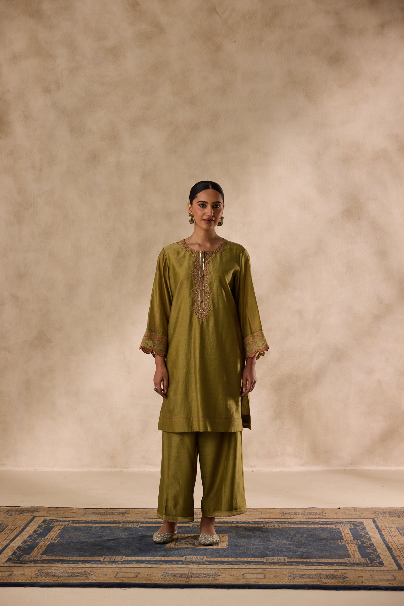 Mehendi green dori work and resham embroiderd kurta Paired with pant & heavy border organza dupatta