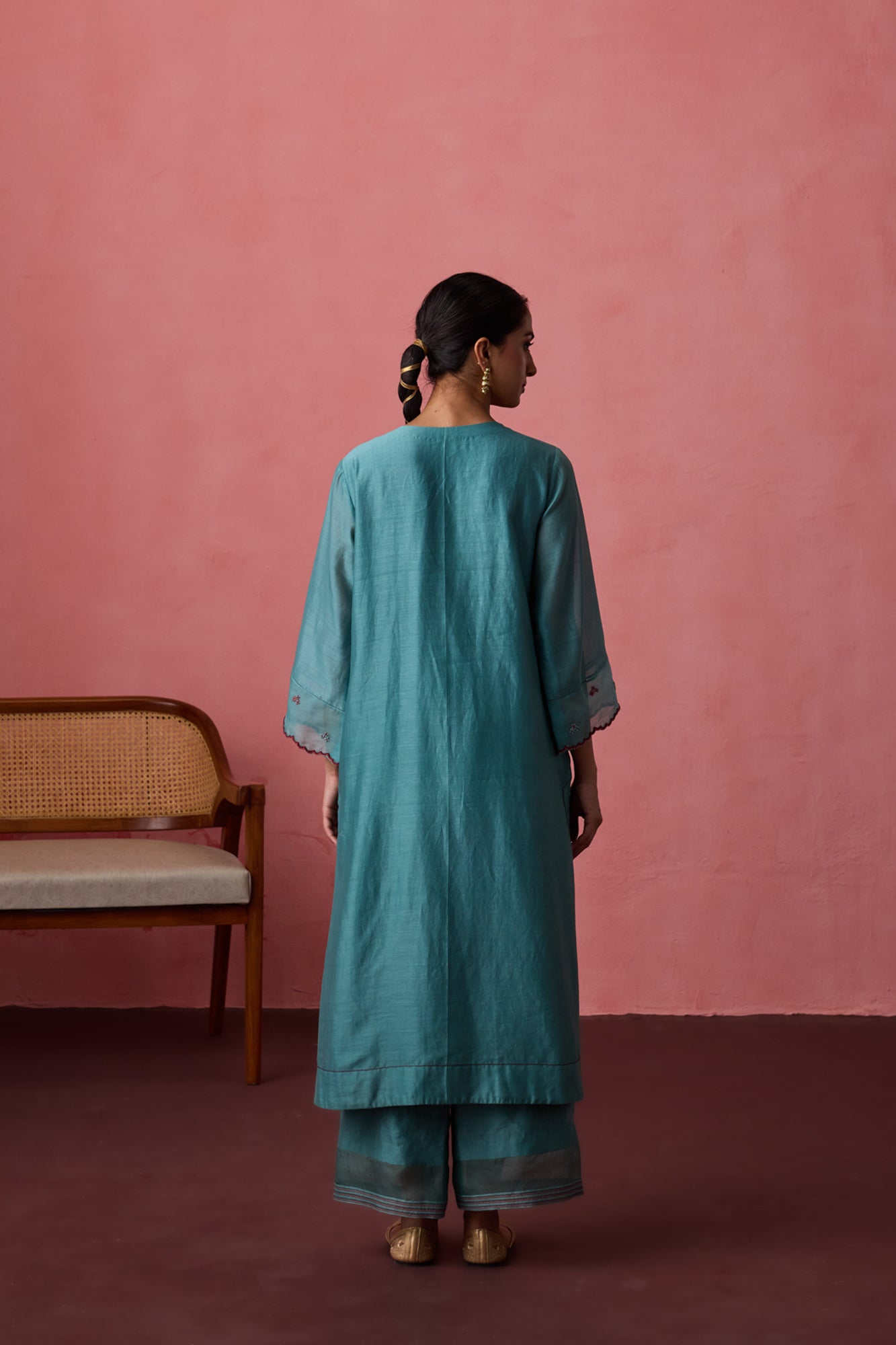 Turquoise chanderi thread embroidered kurta paired with matching pant & organza dupatta
