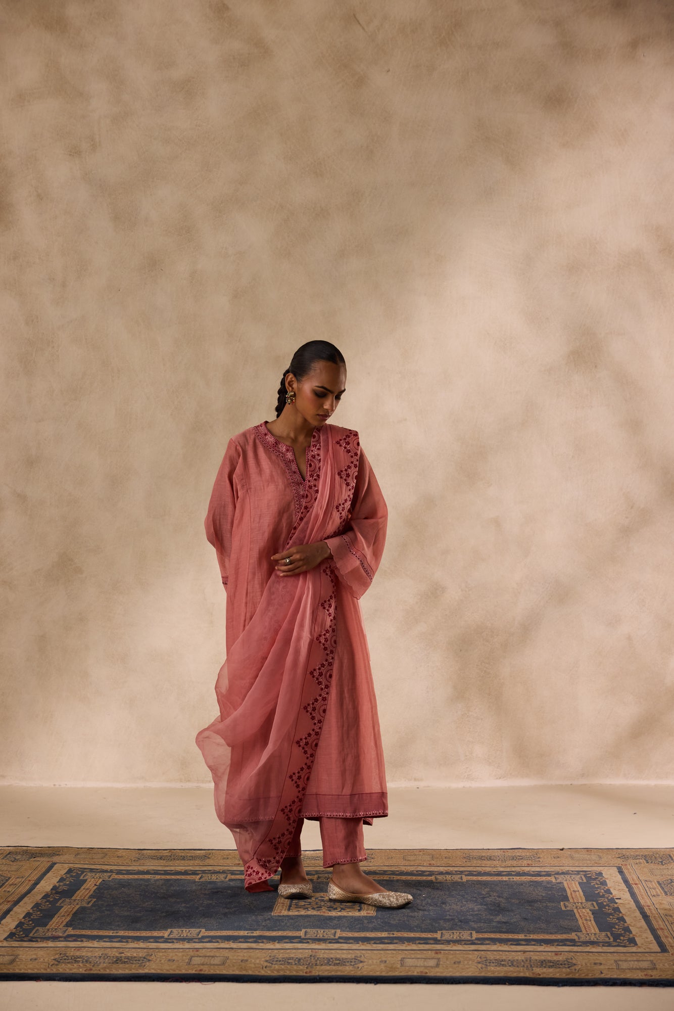 Peach chanderi heavy neckline resham embroidred kurta paired with pant & heavy border dupatta