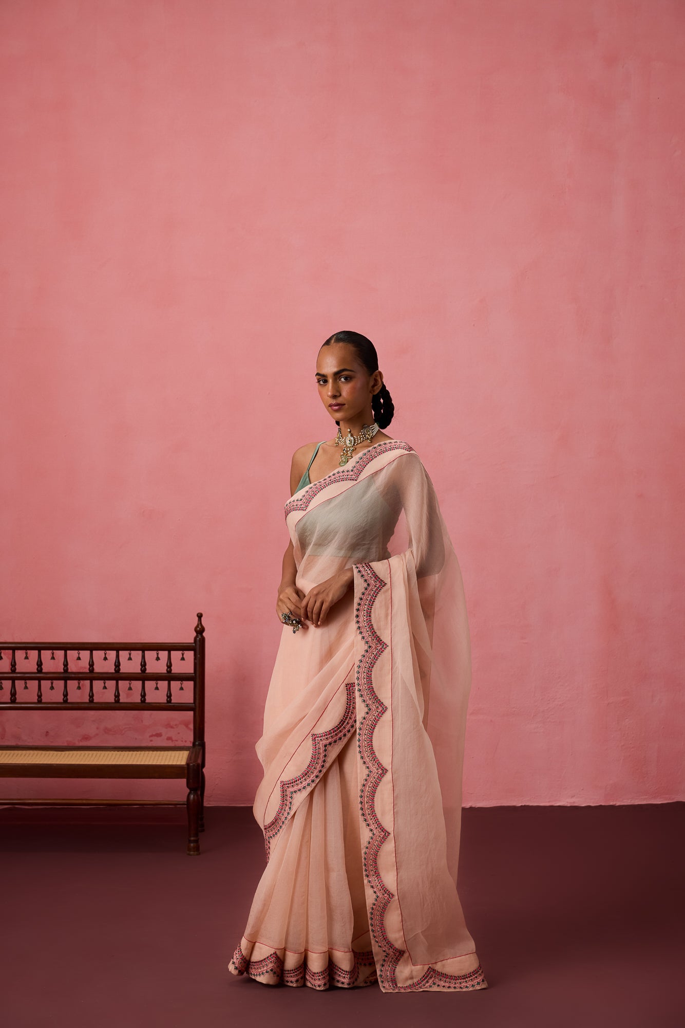 Cozy peach organza heavy scalloped border saree comes with unstitched & unembroidered blouse fabric in chanderi