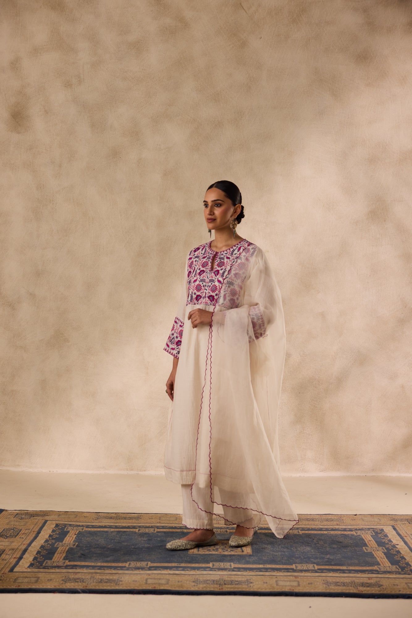 Ivory chanderi floral resham thread embroidered kurta paired with pant & organza dupatta