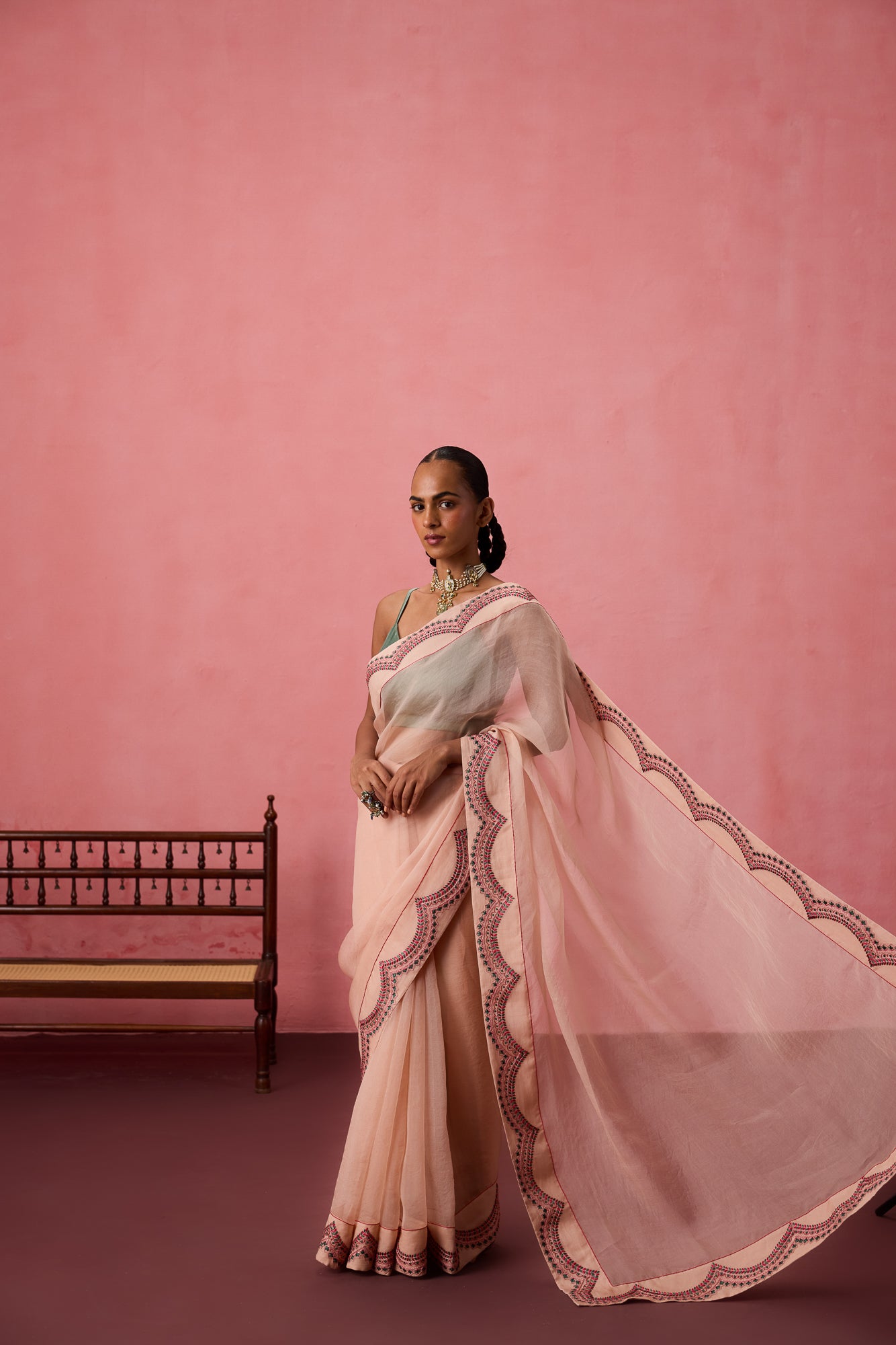 Cozy peach organza heavy scalloped border saree comes with unstitched & unembroidered blouse fabric in chanderi