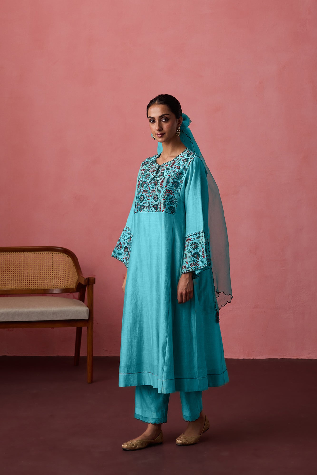 Turquoise chanderi thread embroidered kurta paired with slip, matching pant & organza dupatta