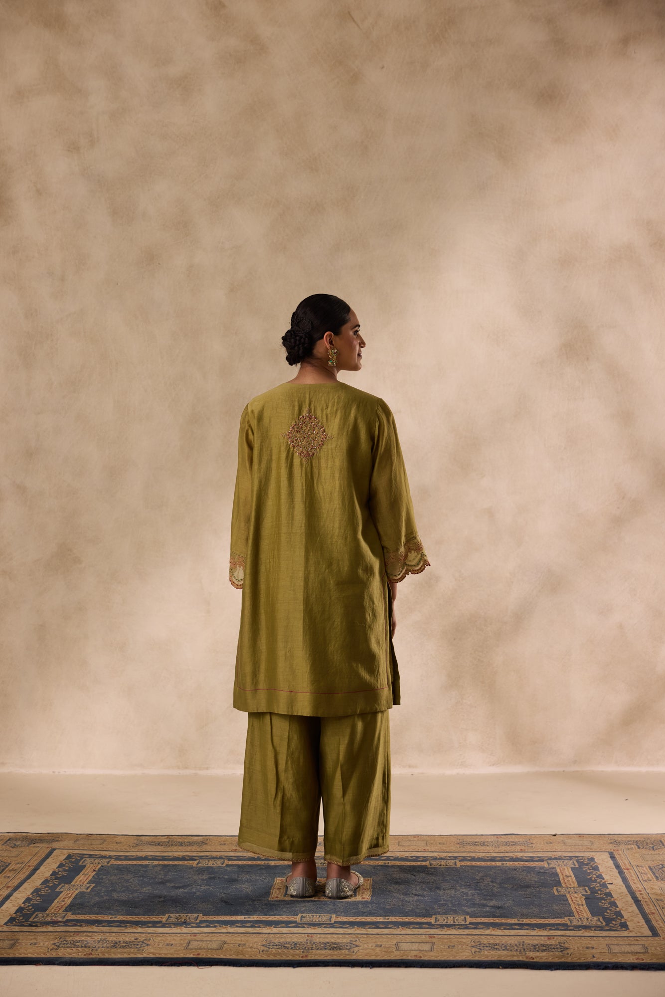 Mehendi green dori work and resham embroiderd kurta Paired with pant & heavy border organza dupatta