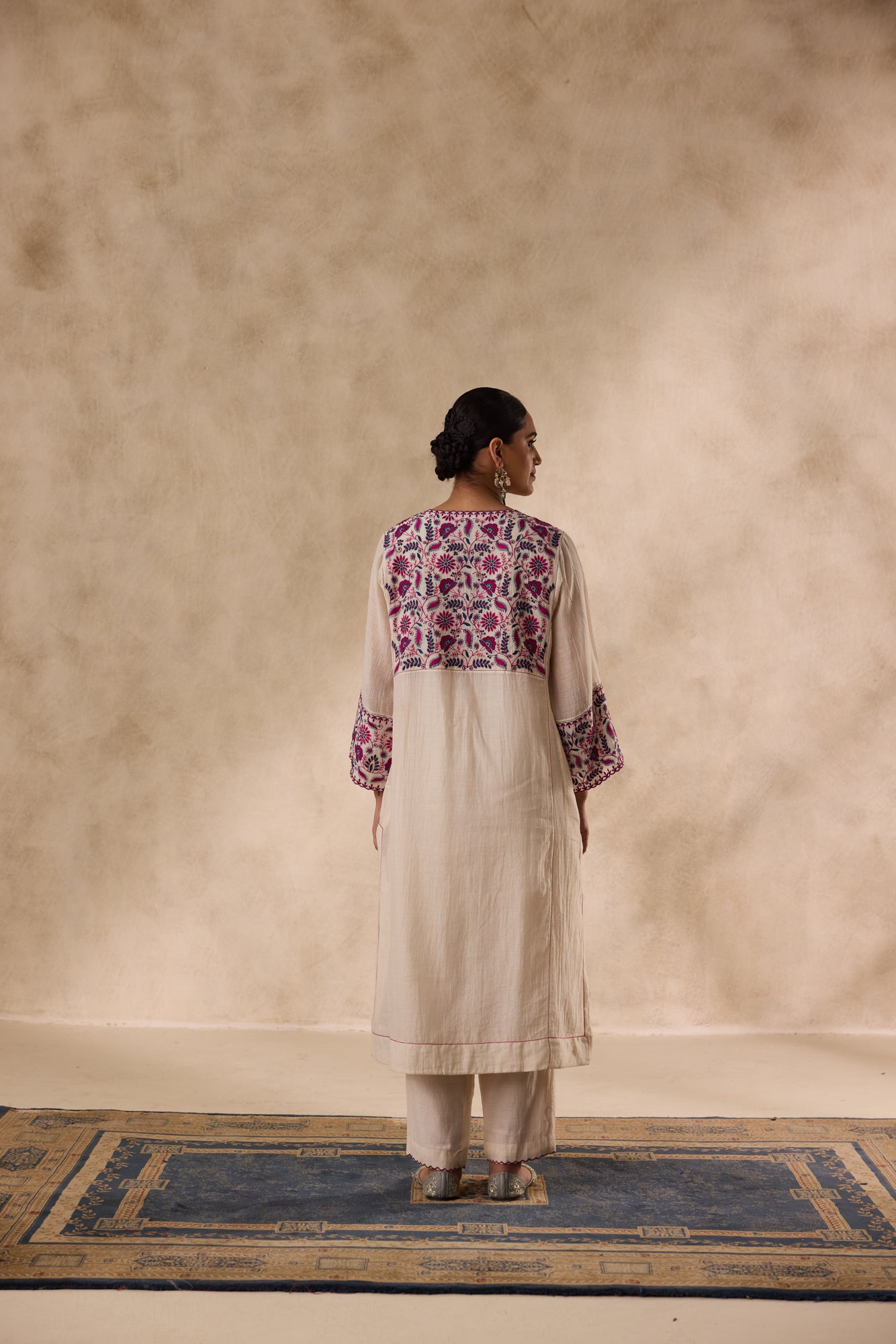 Ivory chanderi floral resham thread embroidered kurta paired with pant & organza dupatta