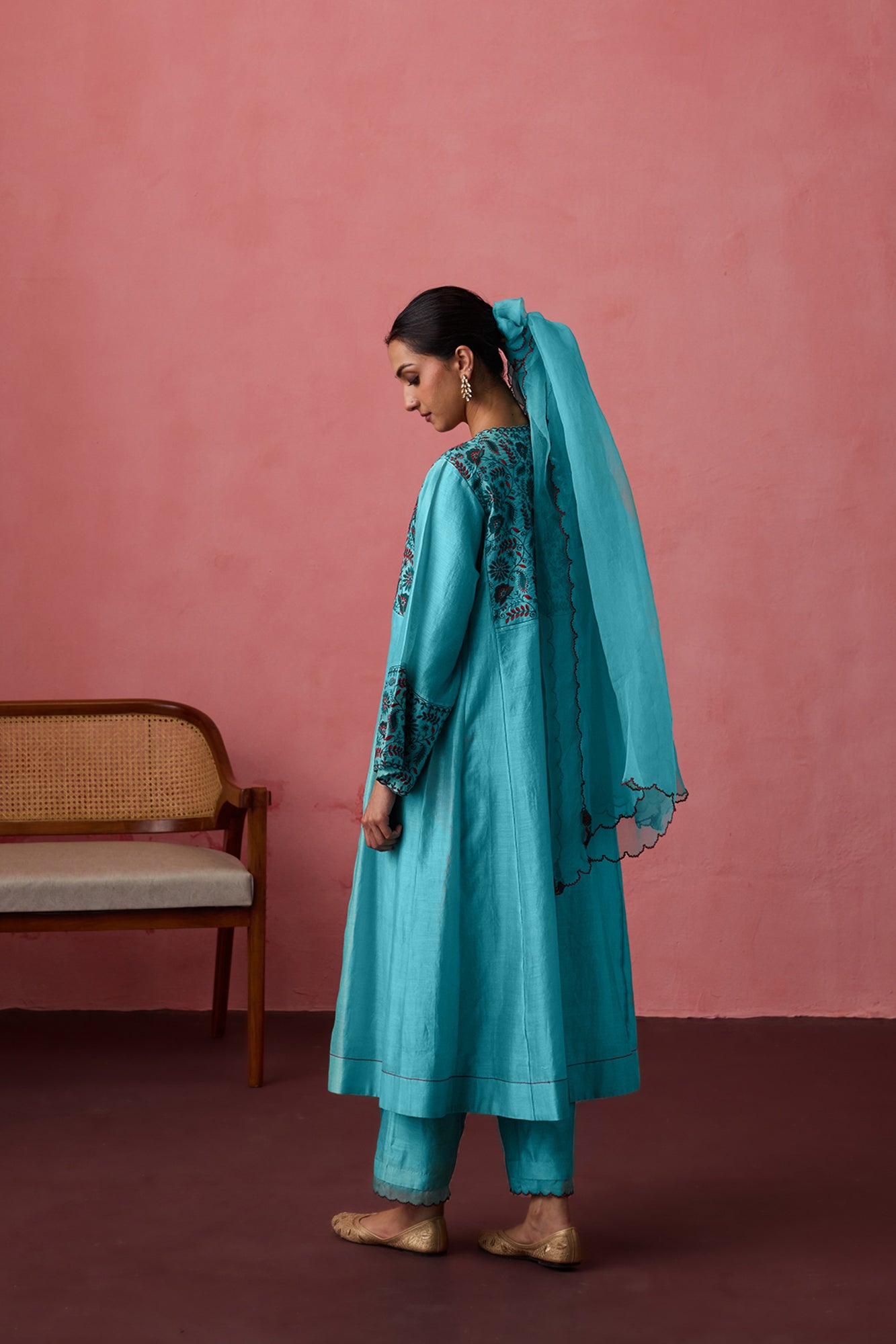 Turquoise chanderi thread embroidered kurta paired with slip, matching pant & organza dupatta