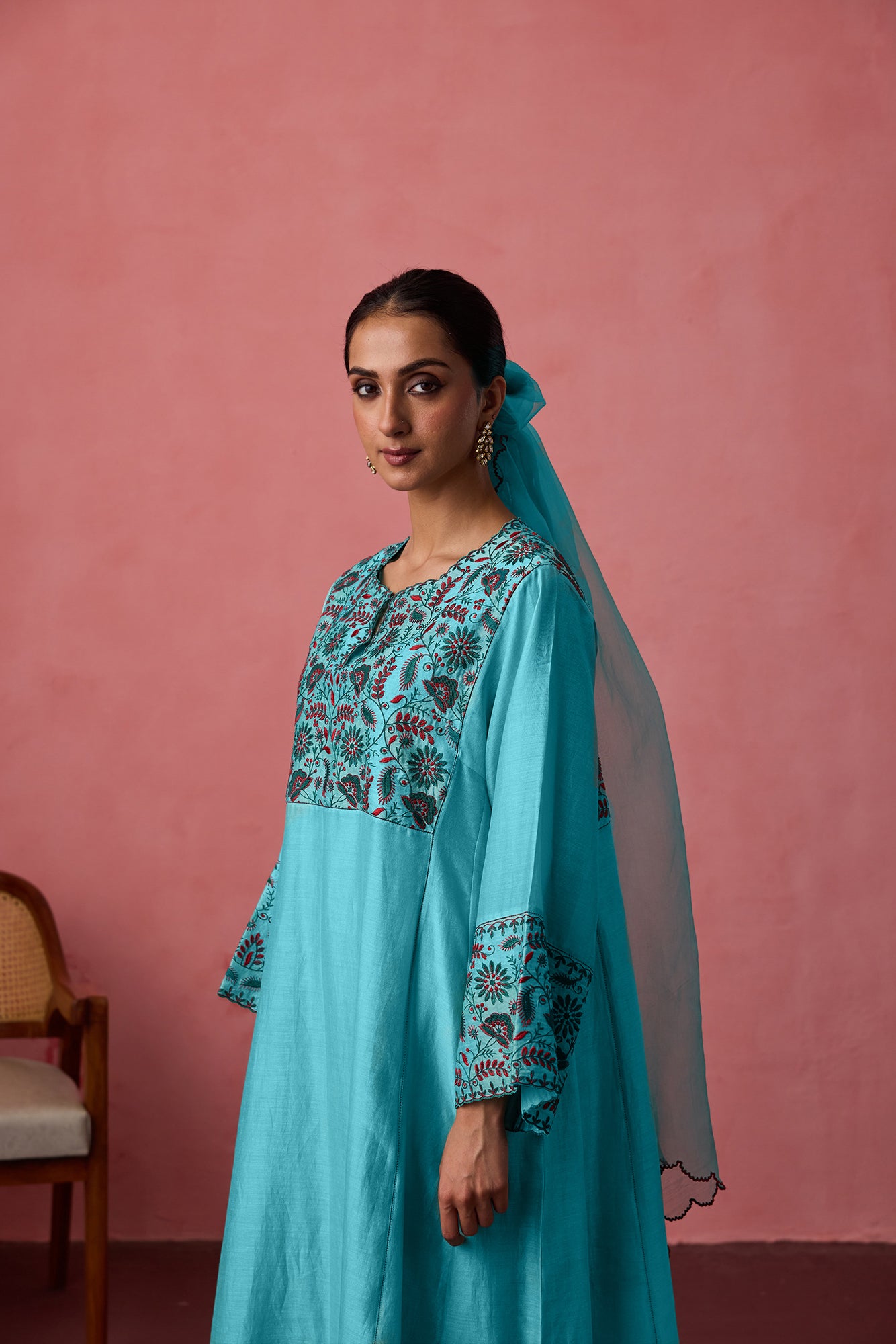 Turquoise chanderi thread embroidered kurta paired with slip, matching pant & organza dupatta